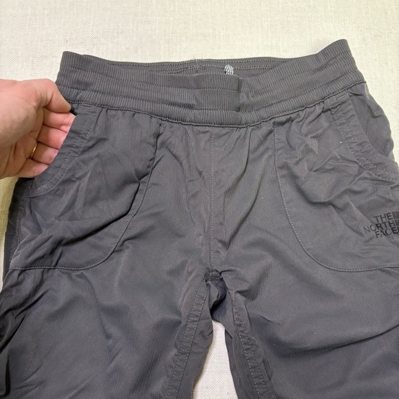3/$30 North Face Girls Small 7/8 Dark Grey Capri Length Ruched Nylon Pant Spring - Picture 3 of 6